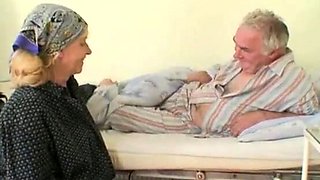 yaramaz sıcak hemşire eski hasta yatmak için yardımcı olur