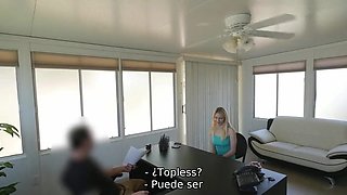 VIP4K. Hombre toma cámara y organiza audition pornography en agencia de préstamos