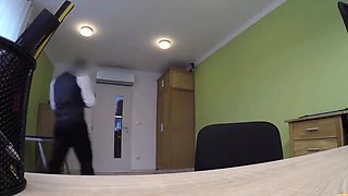 LOAN4K. Chica rusa monta la polla de un agente de préstamos en su oficina