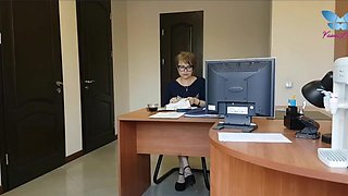 Секси секретарша ебется и кончает на члене своего босса на офисном столе