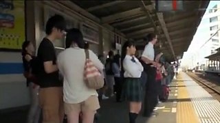 Colegiala japonesa culona v. manoseada y follada por desconocido en bus