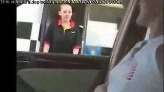 Enseñando las tetas en McDonalds Flashing - DeLokos.com