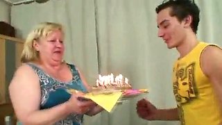 elaka födelsedagskul med sin mamma