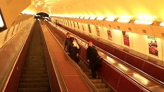 парень подобрал тучную мамочку в метро