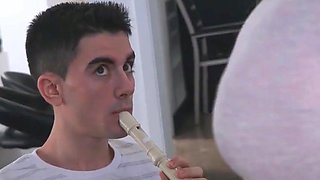 mamma mi piacerebbe battere la maestra di flauto facendo sesso rettale impressionante con la sua ragazza del college