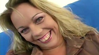 Sexy mom passport like to fuck plays with herself