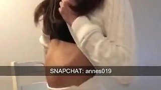 Teen strippt nackten Körper auf Snapchat