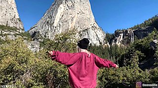 Vandring i Yosemite slutter med en offentlig blowjob af sød teenager - Eva Elfie