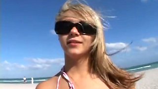 blond hotties bikini z plaży i 2 weenies