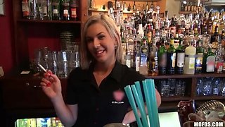 bartender loira linda é convencida a ter uma festa de foda no trabalho