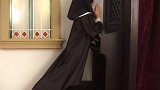 נזירה גרמנית נכנעת לפיתוי