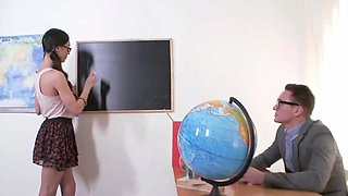 Lehrer gibt seinem schönen Schulmädchen eine eigenartige Lektion