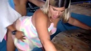 אישה דופקת במסיבה